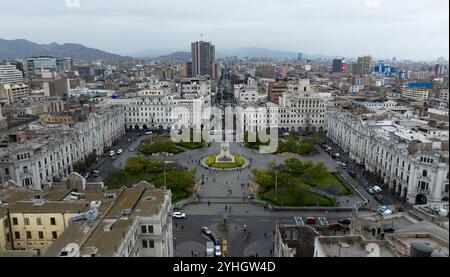 Lima, Peru. November 2024. Ein Drohnenfoto zeigt einen Blick auf die Plaza San Martin in Lima, Peru, 7. November 2024. Lima, die Hauptstadt und größte Stadt Perus, ist das politische, wirtschaftliche und kulturelle Zentrum des Landes. Sie besteht aus dem historischen und dem entstehenden Abschnitt, während erstere dank der zahlreichen Reliquien als Weltkulturerbe eingestuft wurde. Quelle: Li Mengxin/Xinhua/Alamy Live News Stockfoto