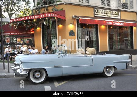 FRANKREICH. PARIS (75) 11 EME ARRONDISSEMENT. BOULEVARD BEAUMARCHAIS. EIN ALTES AMERIKANISCHES AUTO VOR DEM RESTAURANT CUBA COMPAGNIE CAFE Stockfoto