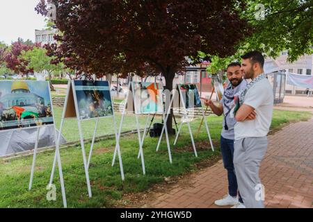 Gaziantep, Turkiye. Mai 2024. Während eines zweitägigen Sitzes in Gaza und gegen den Völkermord Israels in der palästinensischen Küstenenklave errichteten Studenten Zelte auf dem Campus der Universität Gaziantep. Das Sit-in beinhaltete eine Ausstellung von Zeichnungen und Bildern über Gaza und Palästina sowie einen Bücherstand über Palästina. Bei der Veranstaltung bekundeten die Studenten ihre Unterstützung für die pro-palästinensischen Mobilisierungen auf den Universitäten in den Vereinigten Staaten Stockfoto