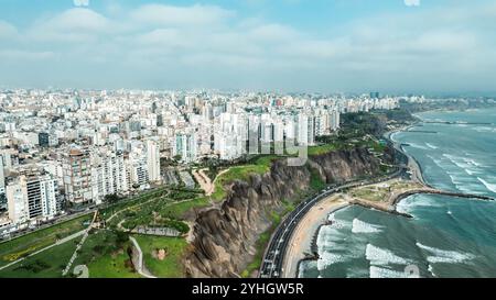 Lima, Peru. Oktober 2024. Ein Drohnenfoto zeigt eine Ansicht von Miraflores in Lima, Peru, 9. Oktober 2024. Lima, die Hauptstadt und größte Stadt Perus, ist das politische, wirtschaftliche und kulturelle Zentrum des Landes. Sie besteht aus dem historischen und dem entstehenden Abschnitt, während erstere dank der zahlreichen Reliquien als Weltkulturerbe eingestuft wurde. Quelle: Li Muzi/Xinhua/Alamy Live News Stockfoto