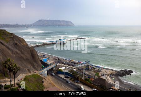 Lima, Peru. November 2024. Dieses Foto zeigt die Küste im Park of Love in Lima, Peru, 6. November 2024. Lima, die Hauptstadt und größte Stadt Perus, ist das politische, wirtschaftliche und kulturelle Zentrum des Landes. Sie besteht aus dem historischen und dem entstehenden Abschnitt, während erstere dank der zahlreichen Reliquien als Weltkulturerbe eingestuft wurde. Quelle: Li Mengxin/Xinhua/Alamy Live News Stockfoto