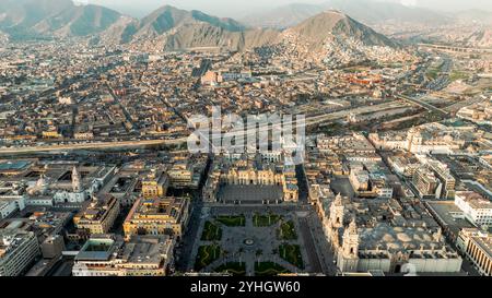 Lima, Peru. Oktober 2024. Ein Drohnenfoto zeigt einen Blick auf Lima, Peru, 13. Oktober 2024. Lima, die Hauptstadt und größte Stadt Perus, ist das politische, wirtschaftliche und kulturelle Zentrum des Landes. Sie besteht aus dem historischen und dem entstehenden Abschnitt, während erstere dank der zahlreichen Reliquien als Weltkulturerbe eingestuft wurde. Quelle: Li Muzi/Xinhua/Alamy Live News Stockfoto