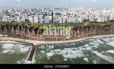 Lima, Peru. Oktober 2024. Ein Drohnenfoto zeigt eine Ansicht von Miraflores in Lima, Peru, 9. Oktober 2024. Lima, die Hauptstadt und größte Stadt Perus, ist das politische, wirtschaftliche und kulturelle Zentrum des Landes. Sie besteht aus dem historischen und dem entstehenden Abschnitt, während erstere dank der zahlreichen Reliquien als Weltkulturerbe eingestuft wurde. Quelle: Li Muzi/Xinhua/Alamy Live News Stockfoto