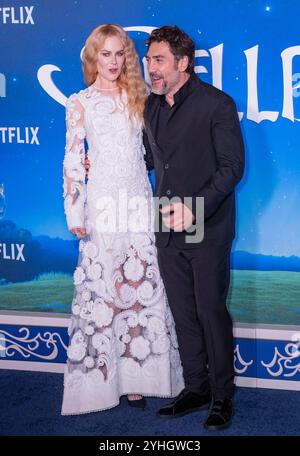 New York, NY, USA, 11. November 2024: Nicole Kidman trägt ein Kleid von Dolce & Gabbana und Javier Bardem tragen Anzug von Zegna besuchen am 11. November 2024 die Premiere von Netflix's 'Spellbound' im Paris Theater in New York. Quelle: Lev Radin/Alamy Live News Stockfoto