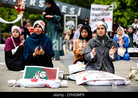 Gaziantep, Turkiye. Mai 2024. Umhüllte Babymodelle liegen auf dem Gelände eines Universitätscampus in Gaziantep, als Erinnerung an die große Zahl von Kindern, die bei der andauernden Militäroffensive im Gazastreifen getötet wurden. Die Veranstaltung war Teil einer Demonstration von Universitätsstudenten in Gaziantep in Solidarität mit Palästinensern in Gaza und verurteilte gleichzeitig die laufende israelische Militäroffensive in der Küstenenklave. Die Teilnehmer schwenkten mit der palästinensischen Flagge, warfen Banner, die westliche Unternehmen, die Israel unterstützen, verurteilten und zeigten auch Unterstützung für pro-palästinensische Demonstranten auf dem College-Campus in der Stockfoto