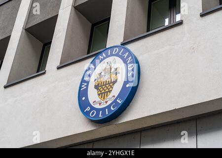 Birmingham, Vereinigtes Königreich – 11. November 2024: Außenbeschilderung des Wappens der West Midlands Police vor dem Polizeipräsidium in Lloyd House, Birmingham Stockfoto