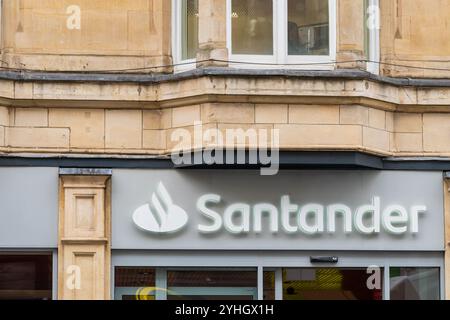 Birmingham, Großbritannien – 11. November 2024: Außenbeschilderung der Niederlassung des Birmingham City Centre der britischen Bank Santander Stockfoto