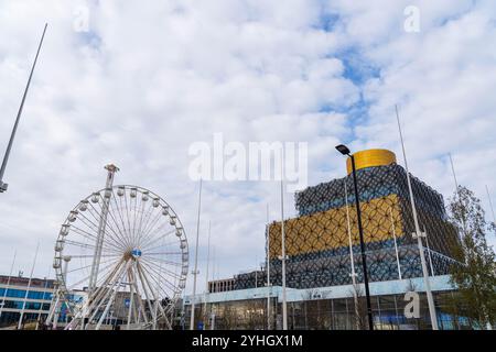 Birmingham, Großbritannien – 11. November 2024: Birmingham Bibliothek mit Riesenrad für die Weihnachtszeit, Blick in den Nordwesten Stockfoto