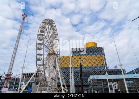 Birmingham, Großbritannien – 11. November 2024: Birmingham Bibliothek mit Riesenrad für die Weihnachtszeit, Blick nach Norden Stockfoto