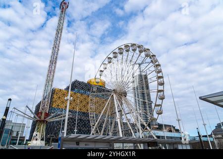 Birmingham, Großbritannien – 11. November 2024: Birmingham Bibliothek mit Riesenrad für die Weihnachtszeit mit Blick auf den Nordosten Stockfoto