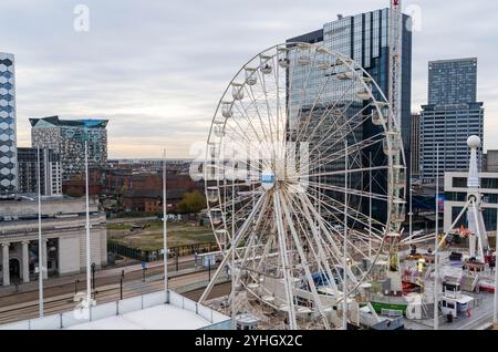 Birmingham, Großbritannien – 11. November 2024: Ferris Wheel und andere Vergnügungen auf der Broad Street in Birmingham, Großbritannien als Teil der Weihnachtsfeier von an Stockfoto