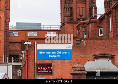 Birmingham, Großbritannien – 11. November 2024: Außenbeschilderung des NHS Birmingham Children's Hospital im Stadtzentrum von Birmingham, UKarchitecture, birmingham, Stockfoto