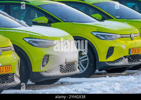 Göteborg, Schweden - 09. März 2023: Schneebedeckte Fronten von grünen Volkswagen ID.4 Elektroautos Stockfoto
