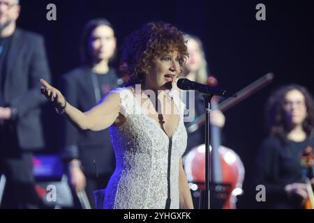 Die italienische Sängerin Fiorella Mannoia war auf der Bühne im Teatro Europauditorium während ihrer Theatertournee. Bologna, 11. November 2024 - Foto Michele Nucci Stockfoto