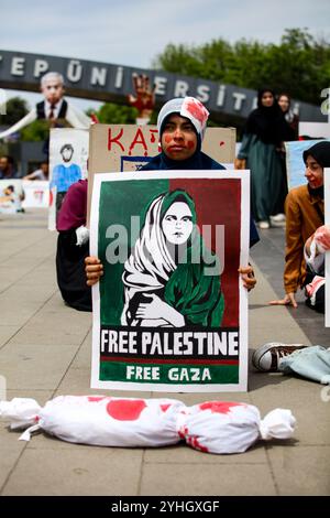 Gaziantep, Turkiye. Mai 2024. Umhüllte Babymodelle liegen auf dem Gelände eines Universitätscampus in Gaziantep, als Erinnerung an die große Zahl von Kindern, die bei der andauernden Militäroffensive im Gazastreifen getötet wurden. Die Veranstaltung war Teil einer Demonstration von Universitätsstudenten in Gaziantep in Solidarität mit Palästinensern in Gaza und verurteilte gleichzeitig die laufende israelische Militäroffensive in der Küstenenklave. Die Teilnehmer schwenkten mit der palästinensischen Flagge, warfen Banner, die westliche Unternehmen, die Israel unterstützen, verurteilten und zeigten auch Unterstützung für pro-palästinensische Demonstranten auf dem College-Campus in der Stockfoto