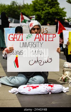 Gaziantep, Turkiye. Mai 2024. Umhüllte Babymodelle liegen auf dem Gelände eines Universitätscampus in Gaziantep, als Erinnerung an die große Zahl von Kindern, die bei der andauernden Militäroffensive im Gazastreifen getötet wurden. Die Veranstaltung war Teil einer Demonstration von Universitätsstudenten in Gaziantep in Solidarität mit Palästinensern in Gaza und verurteilte gleichzeitig die laufende israelische Militäroffensive in der Küstenenklave. Die Teilnehmer schwenkten mit der palästinensischen Flagge, warfen Banner, die westliche Unternehmen, die Israel unterstützen, verurteilten und zeigten auch Unterstützung für pro-palästinensische Demonstranten auf dem College-Campus in der Stockfoto