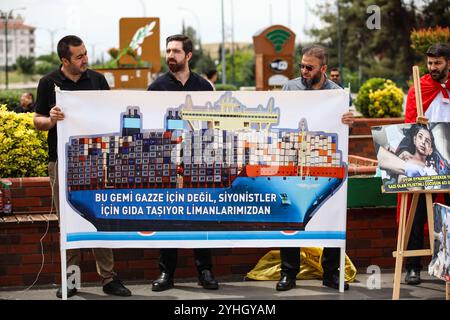Gaziantep, Turkiye. Mai 2024. Universitätsstudenten in Gaziantep halten eine Solidaritätsdemonstration mit Palästinensern in Gaza ab und verurteilen gleichzeitig die laufende israelische Militäroffensive in der Küstenenklave. Die Teilnehmer schwenkten die palästinensische Flagge, warfen Banner, die westliche Unternehmen, die Israel unterstützen, verurteilten, und zeigten auch Unterstützung für pro-palästinensische Demonstranten auf College-Campus in den Vereinigten Staaten. Umhüllte Babymodelle wurden mit Blumen auf den Boden gelegt, um die große Zahl der in Gaza getöteten Kinder zu betrauern Stockfoto