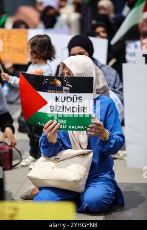 Gaziantep, Turkiye. Mai 2024. Universitätsstudenten in Gaziantep halten eine Solidaritätsdemonstration mit Palästinensern in Gaza ab und verurteilen gleichzeitig die laufende israelische Militäroffensive in der Küstenenklave. Die Teilnehmer schwenkten die palästinensische Flagge, warfen Banner, die westliche Unternehmen, die Israel unterstützen, verurteilten, und zeigten auch Unterstützung für pro-palästinensische Demonstranten auf College-Campus in den Vereinigten Staaten. Umhüllte Babymodelle wurden mit Blumen auf den Boden gelegt, um die große Zahl der in Gaza getöteten Kinder zu betrauern Stockfoto