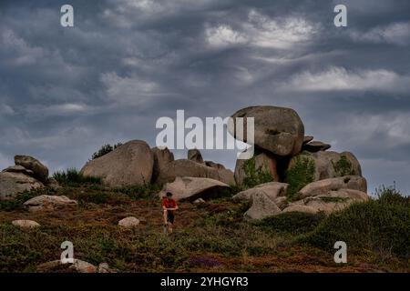 Perros-Guirec, Bretagne, Frankreich - August 2023: Granitfelsen an der Küste Stockfoto