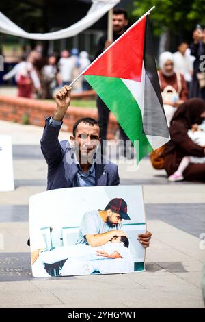 Gaziantep, Turkiye. Mai 2024. Universitätsstudenten in Gaziantep halten eine Solidaritätsdemonstration mit Palästinensern in Gaza ab und verurteilen gleichzeitig die laufende israelische Militäroffensive in der Küstenenklave. Die Teilnehmer schwenkten die palästinensische Flagge, warfen Banner, die westliche Unternehmen, die Israel unterstützen, verurteilten, und zeigten auch Unterstützung für pro-palästinensische Demonstranten auf College-Campus in den Vereinigten Staaten. Umhüllte Babymodelle wurden mit Blumen auf den Boden gelegt, um die große Zahl der in Gaza getöteten Kinder zu betrauern Stockfoto