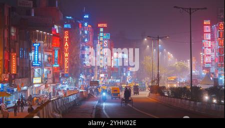 Neu-Delhi, Delhi, Indien. Nachtverkehr auf der Straße Desh Bandhu Gupta. Menschen, Autos, Motorräder, Auto-Rikscha oder Tuk-Tuk, die sich auf der Straße in bewegen Stockfoto