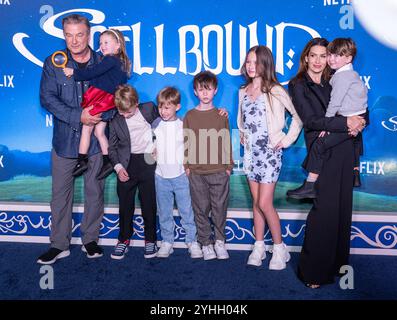 New York, NY, USA, 11. November 2024: Alec Baldwin, Maria Lucia Baldwin, Leonardo Baldwin, Romeo Baldwin, Rafael Baldwin, Carmen Baldwin, Hilaria Baldwin und Eduardo Baldwin nehmen am 11. November 2024 an der Premiere von Netflix's „Spellbound“ im Paris Theater in New York Teil. Quelle: Lev Radin/Alamy Live News Stockfoto