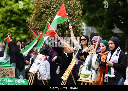 Gaziantep, Turkiye. Mai 2024. Universitätsstudenten in Gaziantep halten eine Solidaritätsdemonstration mit Palästinensern in Gaza ab und verurteilen gleichzeitig die laufende israelische Militäroffensive in der Küstenenklave. Die Teilnehmer schwenkten die palästinensische Flagge, warfen Banner, die westliche Unternehmen, die Israel unterstützen, verurteilten, und zeigten auch Unterstützung für pro-palästinensische Demonstranten auf College-Campus in den Vereinigten Staaten. Umhüllte Babymodelle wurden mit Blumen auf den Boden gelegt, um die große Zahl der in Gaza getöteten Kinder zu betrauern Stockfoto
