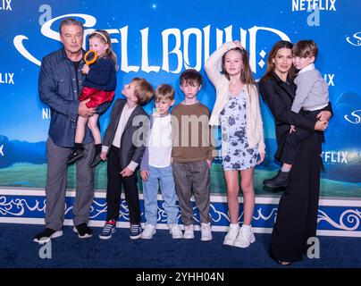 New York, NY, USA, 11. November 2024: Alec Baldwin, Maria Lucia Baldwin, Leonardo Baldwin, Romeo Baldwin, Rafael Baldwin, Carmen Baldwin, Hilaria Baldwin und Eduardo Baldwin nehmen am 11. November 2024 an der Premiere von Netflix's „Spellbound“ im Paris Theater in New York Teil. Quelle: Lev Radin/Alamy Live News Stockfoto