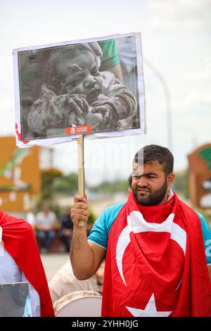 Gaziantep, Turkiye. Mai 2024. Universitätsstudenten in Gaziantep halten eine Solidaritätsdemonstration mit Palästinensern in Gaza ab und verurteilen gleichzeitig die laufende israelische Militäroffensive in der Küstenenklave. Die Teilnehmer schwenkten die palästinensische Flagge, warfen Banner, die westliche Unternehmen, die Israel unterstützen, verurteilten, und zeigten auch Unterstützung für pro-palästinensische Demonstranten auf College-Campus in den Vereinigten Staaten. Umhüllte Babymodelle wurden mit Blumen auf den Boden gelegt, um die große Zahl der in Gaza getöteten Kinder zu betrauern Stockfoto