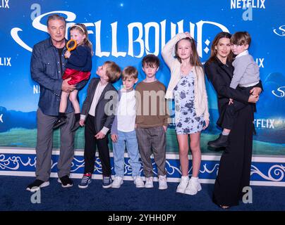 New York, USA. November 2024. Alec Baldwin, Maria Lucia Baldwin, Leonardo Baldwin, Romeo Baldwin, Rafael Baldwin, Carmen Baldwin, Hilaria Baldwin und Eduardo Baldwin nehmen am 11. November 2024 an der Premiere von Netflix's „Spellbound“ im Paris Theater in New York Teil. (Foto: Lev Radin/SIPA USA) Credit: SIPA USA/Alamy Live News Stockfoto