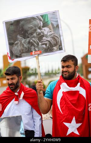 Gaziantep, Turkiye. Mai 2024. Universitätsstudenten in Gaziantep halten eine Solidaritätsdemonstration mit Palästinensern in Gaza ab und verurteilen gleichzeitig die laufende israelische Militäroffensive in der Küstenenklave. Die Teilnehmer schwenkten die palästinensische Flagge, warfen Banner, die westliche Unternehmen, die Israel unterstützen, verurteilten, und zeigten auch Unterstützung für pro-palästinensische Demonstranten auf College-Campus in den Vereinigten Staaten. Umhüllte Babymodelle wurden mit Blumen auf den Boden gelegt, um die große Zahl der in Gaza getöteten Kinder zu betrauern Stockfoto
