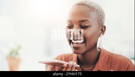Schwarze Frau, glücklich und telefonieren im Büro für Sprachnotizen, Audioaufnahmen und lustige Nachrichten. Geschäftsmann, Lächeln und mobil in Kreativagentur für Stockfoto