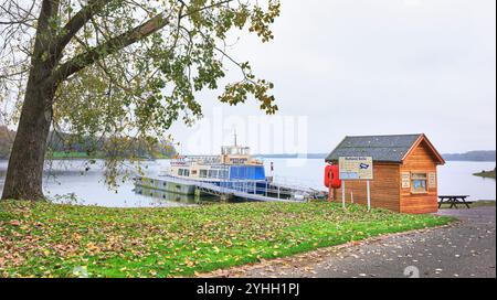 Das Boot liegt an einem Spätherbsttag im Wasserpark Rutland, England. Stockfoto