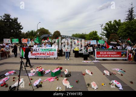 Gaziantep, Turkiye. Mai 2024. Umhüllte Babymodelle liegen auf dem Gelände eines Universitätscampus in Gaziantep, als Erinnerung an die große Zahl von Kindern, die bei der andauernden Militäroffensive im Gazastreifen getötet wurden. Die Veranstaltung war Teil einer Demonstration von Universitätsstudenten in Gaziantep in Solidarität mit Palästinensern in Gaza und verurteilte gleichzeitig die laufende israelische Militäroffensive in der Küstenenklave. Die Teilnehmer schwenkten mit der palästinensischen Flagge, warfen Banner, die westliche Unternehmen, die Israel unterstützen, verurteilten und zeigten auch Unterstützung für pro-palästinensische Demonstranten auf dem College-Campus in der Stockfoto