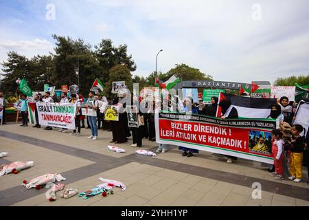 Gaziantep, Turkiye. Mai 2024. Umhüllte Babymodelle liegen auf dem Gelände eines Universitätscampus in Gaziantep, als Erinnerung an die große Zahl von Kindern, die bei der andauernden Militäroffensive im Gazastreifen getötet wurden. Die Veranstaltung war Teil einer Demonstration von Universitätsstudenten in Gaziantep in Solidarität mit Palästinensern in Gaza und verurteilte gleichzeitig die laufende israelische Militäroffensive in der Küstenenklave. Die Teilnehmer schwenkten mit der palästinensischen Flagge, warfen Banner, die westliche Unternehmen, die Israel unterstützen, verurteilten und zeigten auch Unterstützung für pro-palästinensische Demonstranten auf dem College-Campus in der Stockfoto