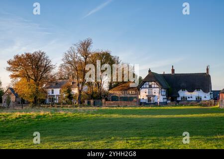 Das Red Lion inn im Herbst. Avebury, Wiltshire, England Stockfoto