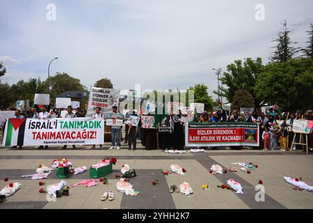 Gaziantep, Turkiye. Mai 2024. Umhüllte Babymodelle liegen auf dem Gelände eines Universitätscampus in Gaziantep, als Erinnerung an die große Zahl von Kindern, die bei der andauernden Militäroffensive im Gazastreifen getötet wurden. Die Veranstaltung war Teil einer Demonstration von Universitätsstudenten in Gaziantep in Solidarität mit Palästinensern in Gaza und verurteilte gleichzeitig die laufende israelische Militäroffensive in der Küstenenklave. Die Teilnehmer schwenkten mit der palästinensischen Flagge, warfen Banner, die westliche Unternehmen, die Israel unterstützen, verurteilten und zeigten auch Unterstützung für pro-palästinensische Demonstranten auf dem College-Campus in der Stockfoto