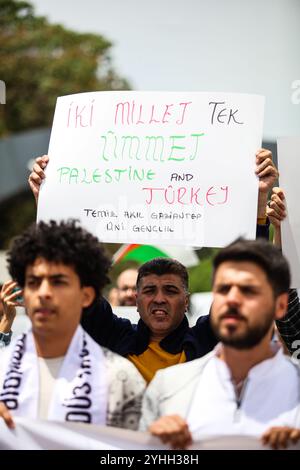 Gaziantep, Turkiye. Mai 2024. Universitätsstudenten in Gaziantep halten eine Solidaritätsdemonstration mit Palästinensern in Gaza ab und verurteilen gleichzeitig die laufende israelische Militäroffensive in der Küstenenklave. Die Teilnehmer schwenkten die palästinensische Flagge, warfen Banner, die westliche Unternehmen, die Israel unterstützen, verurteilten, und zeigten auch Unterstützung für pro-palästinensische Demonstranten auf College-Campus in den Vereinigten Staaten. Umhüllte Babymodelle wurden mit Blumen auf den Boden gelegt, um die große Zahl der in Gaza getöteten Kinder zu betrauern Stockfoto