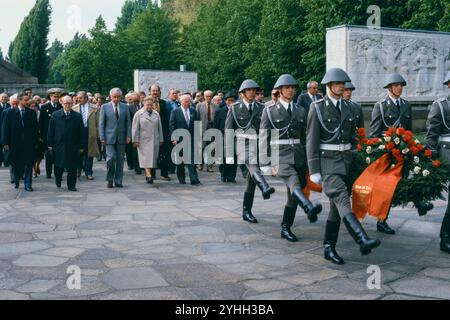 Kranzniederlegung am Sowjetischen Ehrenmal in Berlin-Treptow anläßlich des 12. Kongresses der Gesellschaft für Deutsch-Sowjetische Freundschaft DSF mit dem SED-Politbüromitglied und Präsident der DSF *** Wreath-Zeremonie an der sowjetischen Gedenkstätte in Berlin Treptow anlässlich des 12. Kongresses der Gesellschaft für Deutsch-Sowjetische Freundschaft DSF mit dem SED-Politbüromitglied und Präsidenten der DSF Stockfoto