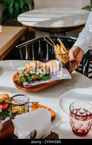 Croissant-Sandwich mit Pommes frites Stockfoto