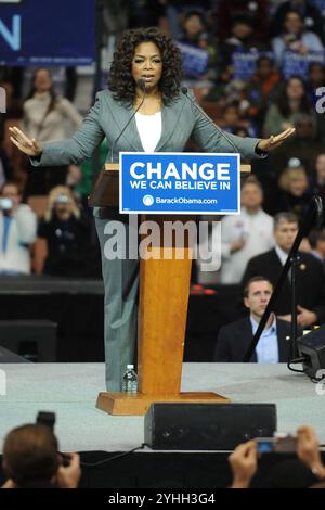 Manchester, Vereinigte Staaten Von Amerika. Dezember 2007. MANCHESTER, NH - 9. DEZEMBER 2007: Medienpersönlichkeit Oprah Winfrey tritt am 9. Dezember 2007 bei einer Rallye in der Verizon Wireless Arena in Manchester, New Hampshire, auf die Bühne Stockfoto