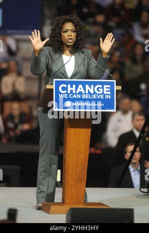 Manchester, Vereinigte Staaten Von Amerika. Dezember 2007. MANCHESTER, NH - 9. DEZEMBER 2007: Medienpersönlichkeit Oprah Winfrey tritt am 9. Dezember 2007 bei einer Rallye in der Verizon Wireless Arena in Manchester, New Hampshire, auf die Bühne Stockfoto
