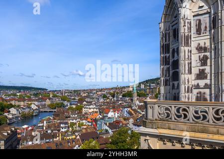 Stadt Zürich in der Schweiz, Blick über die Altstadt mit Turm der Grossmunster-Kirche auf der rechten Seite. Stockfoto