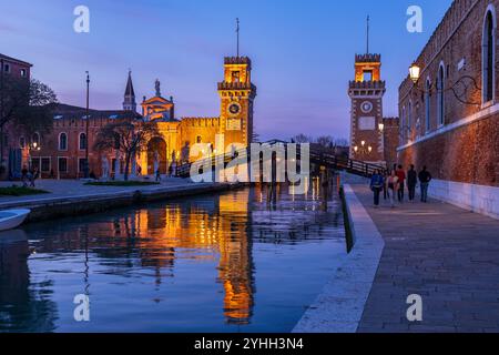 Das venezianische Arsenal (italienisch Arsenale di Venezia) bei Nacht in Venedig, Italien. Stockfoto