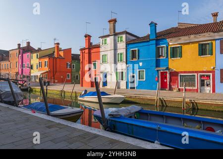 Insel Burano in der Lagune von Venedig mit bunten Häusern und Kanal mit Booten, Norditalien. Stockfoto