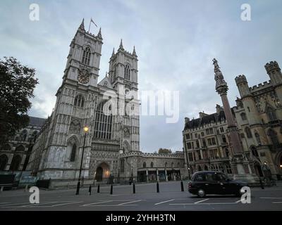 London, Großbritannien. November 2024. Ein Taxi fährt an der Westminster Abbey in London vorbei. Quelle: Julia Kilian/dpa/Alamy Live News Stockfoto