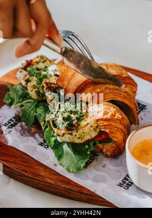 Croissant-Sandwich mit Pommes frites Stockfoto