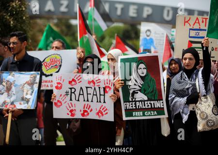 Gaziantep, Turkiye. Mai 2024. Universitätsstudenten in Gaziantep halten eine Solidaritätsdemonstration mit Palästinensern in Gaza ab und verurteilen gleichzeitig die laufende israelische Militäroffensive in der Küstenenklave. Die Teilnehmer schwenkten die palästinensische Flagge, warfen Banner, die westliche Unternehmen, die Israel unterstützen, verurteilten, und zeigten auch Unterstützung für pro-palästinensische Demonstranten auf College-Campus in den Vereinigten Staaten. Umhüllte Babymodelle wurden mit Blumen auf den Boden gelegt, um die große Zahl der in Gaza getöteten Kinder zu betrauern Stockfoto