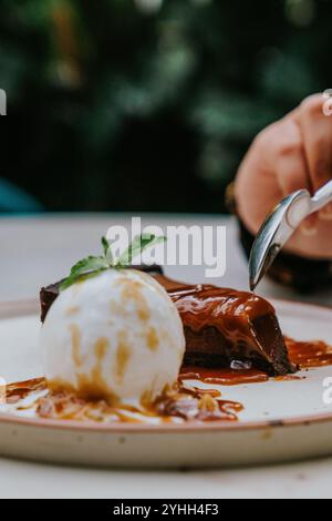 Ein Mann isst ein Stück Schokoladenkäsekuchen Stockfoto
