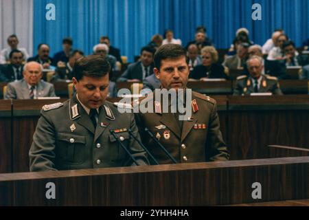 Ein Offizier der Nationalen Volksarmee NVA der DDR und ein Offizier der Roten Armee der Sowjetunion bei ihrer Rede auf dem 12. Kongress der Gesellschaft für Deutsch-Sowjetische Freundschaft DSF im Palast der Republik in Berlin-Mitte. *** Ein Offizier der Nationalen Volksarmee NVA der DDR und ein Offizier der Roten Armee der Sowjetunion während ihrer Rede auf dem 12. Kongress der Gesellschaft für deutsch-sowjetische Freundschaft DSF im Palast der Republik in Berlin Mitte Stockfoto